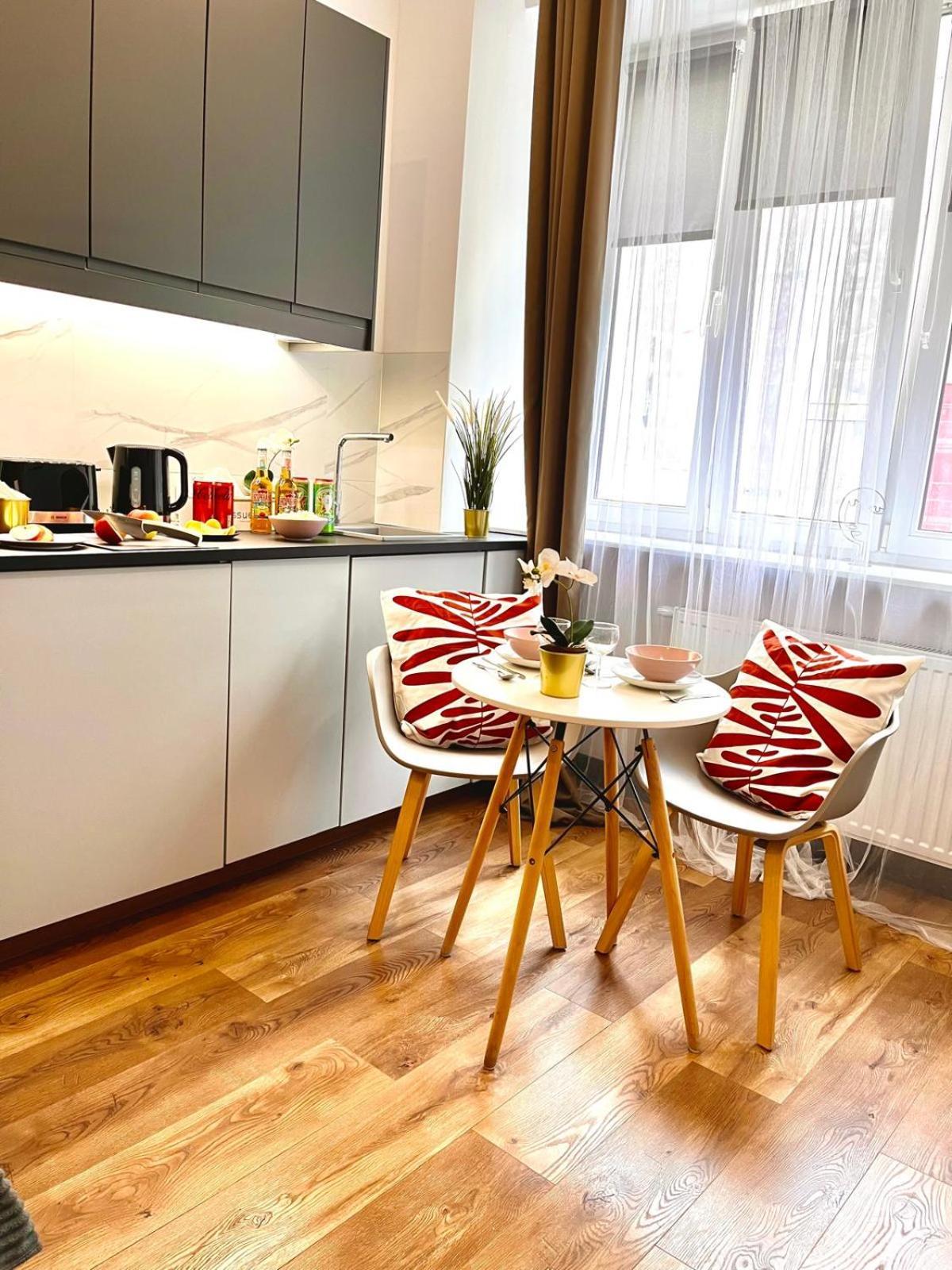 Super 1 Bed In Center Warszawa